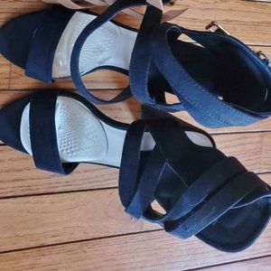 women's black heel pump